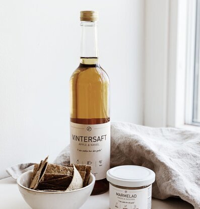 Vintersaft Äpple/Kanel från Ernst med marmelad och knäckebröd