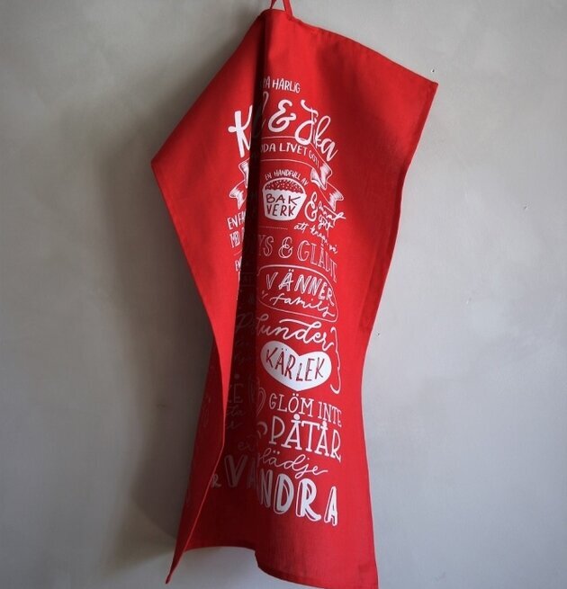 Handduk Kärlek & Fika Recept Röd från Majas Cottage hänger