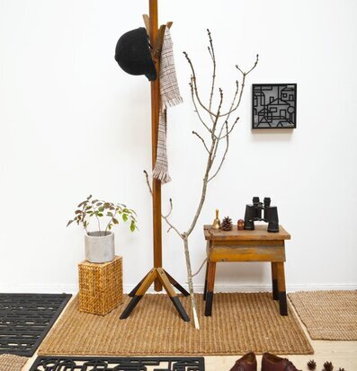 Nyckelskåp Villastad Svart från Dixie på vit vägg i hörna