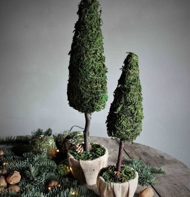 Dekorträd Hög från Majas Cottage med realistiska detaljer