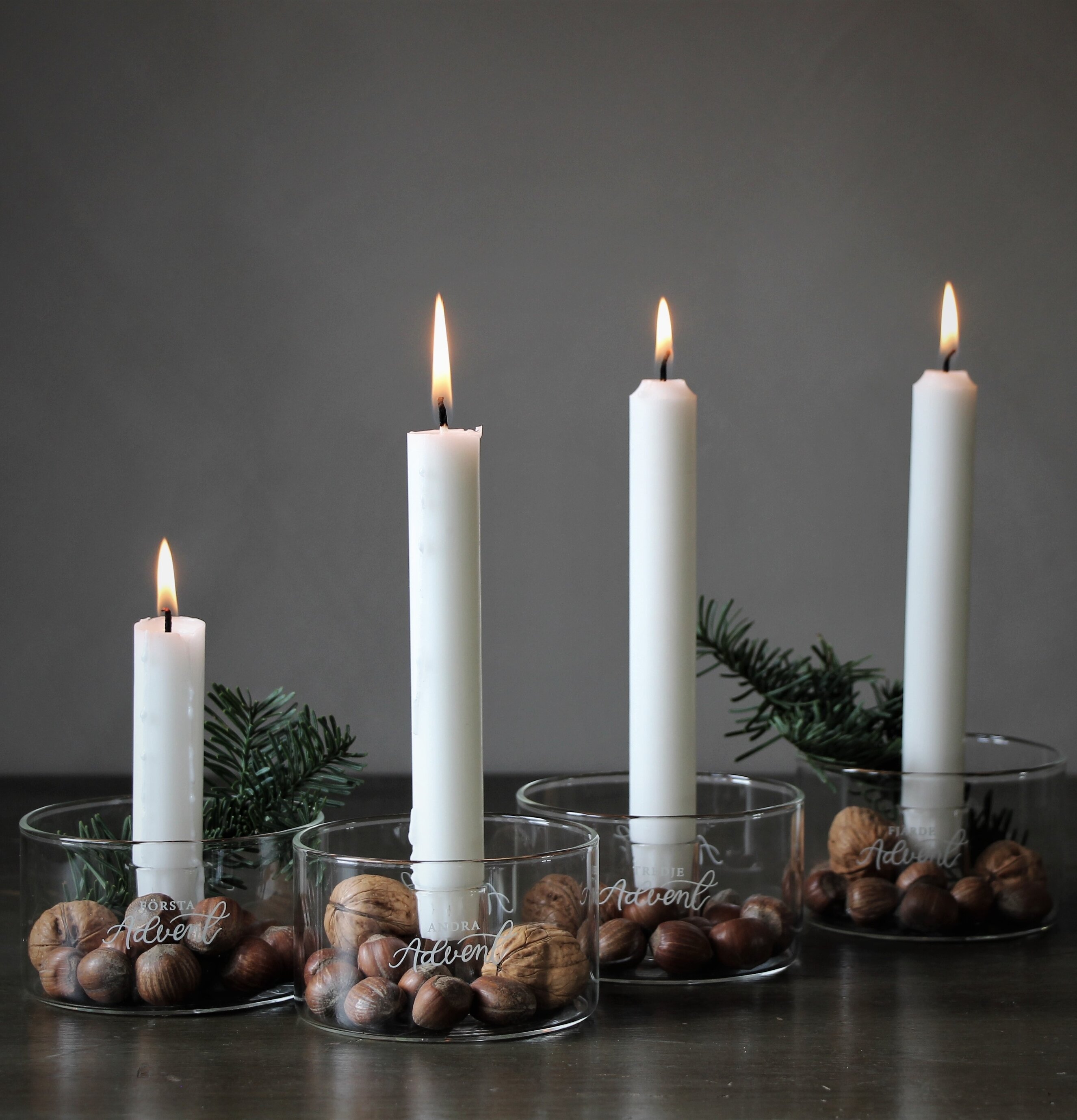 Adventslyktor Majas Cottage med glas, nötter och grankvistar