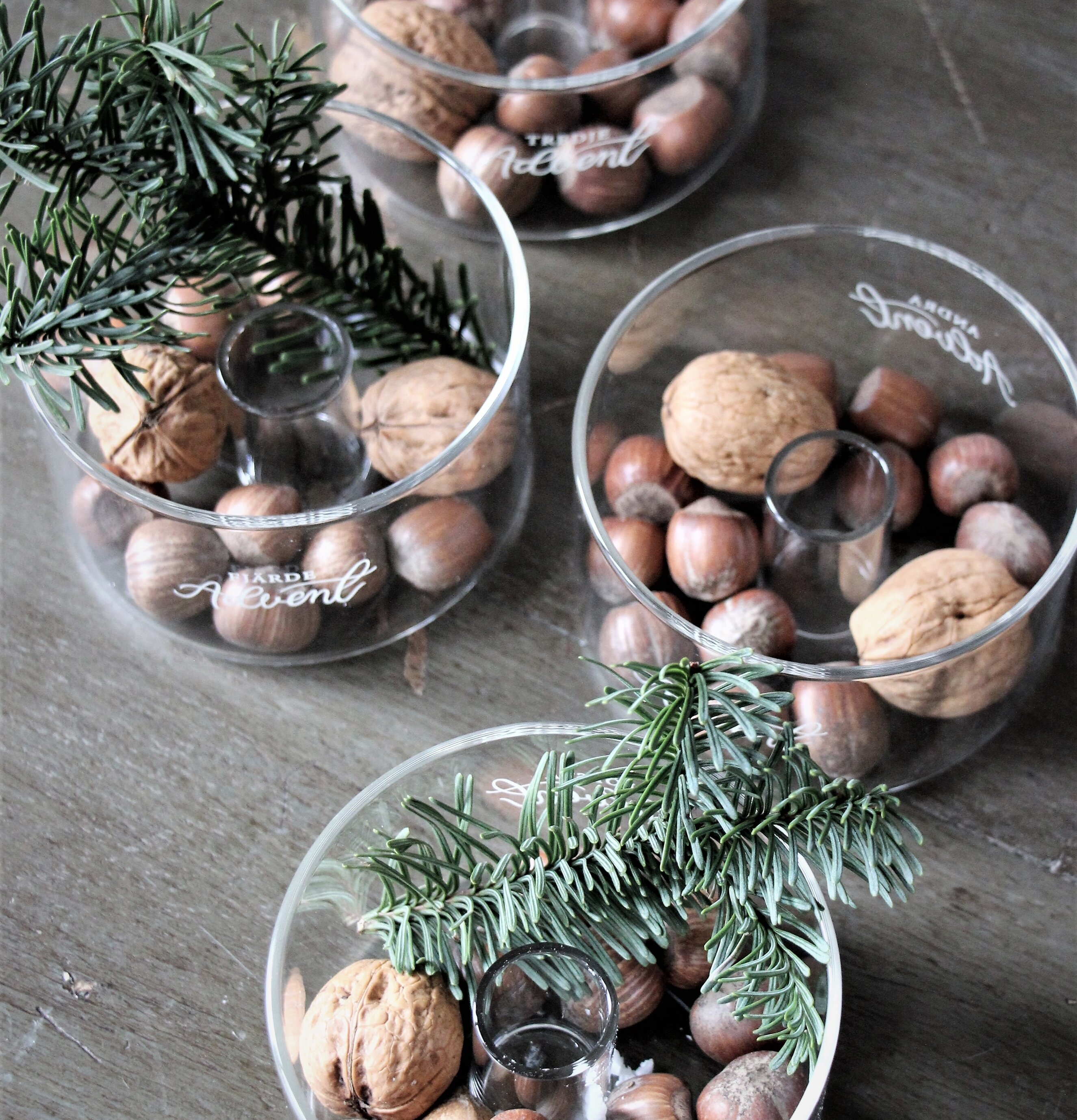 Adventslyktor Majas Cottage från Majas Cottage på träbord