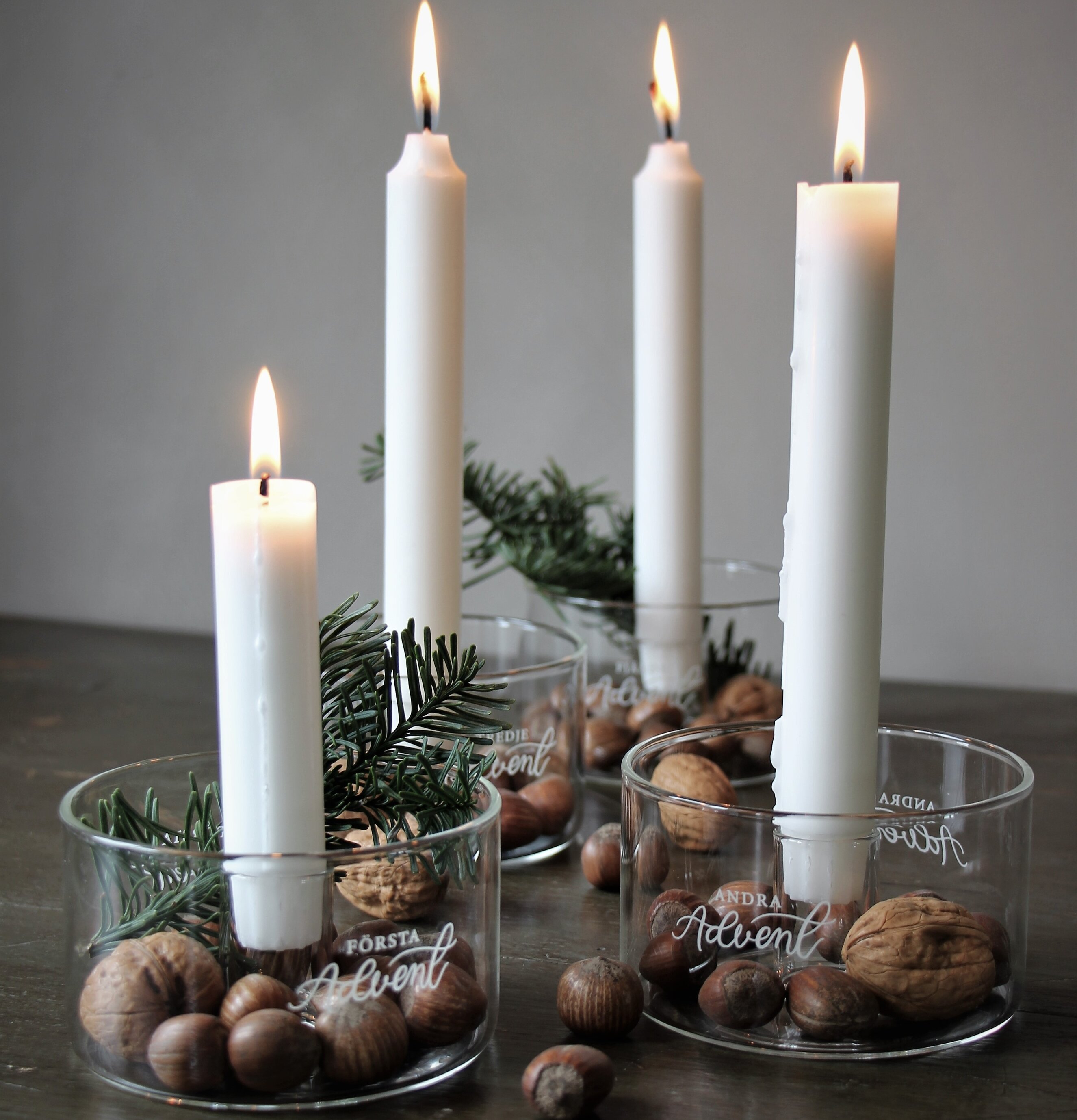 Adventslyktor Majas Cottage med text och dekorationer