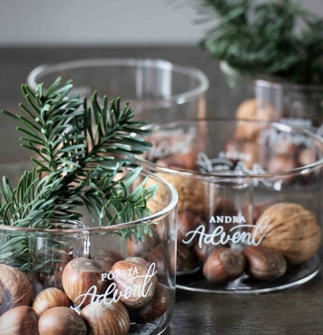 Adventslyktor Majas Cottage fyllda med nötter och grankvistar