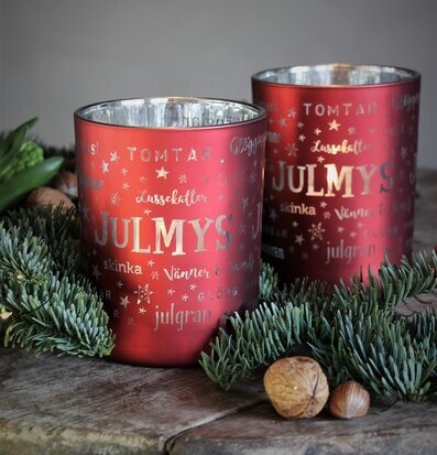 Bild av julstämning med röd ljuslykta och dekorationer