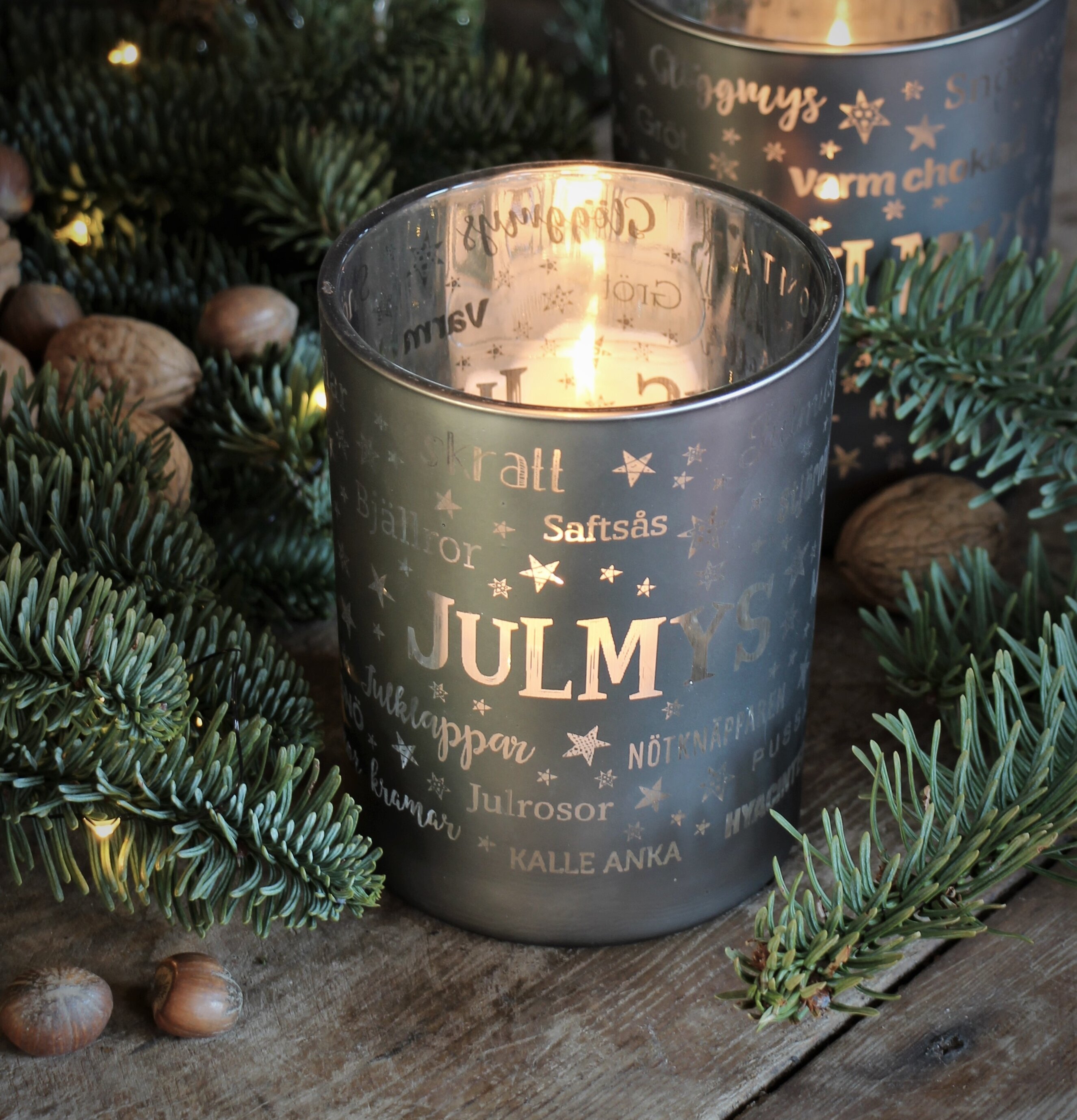 Ljuslykta Julmys Grå från Majas Cottage på rustikt träbord