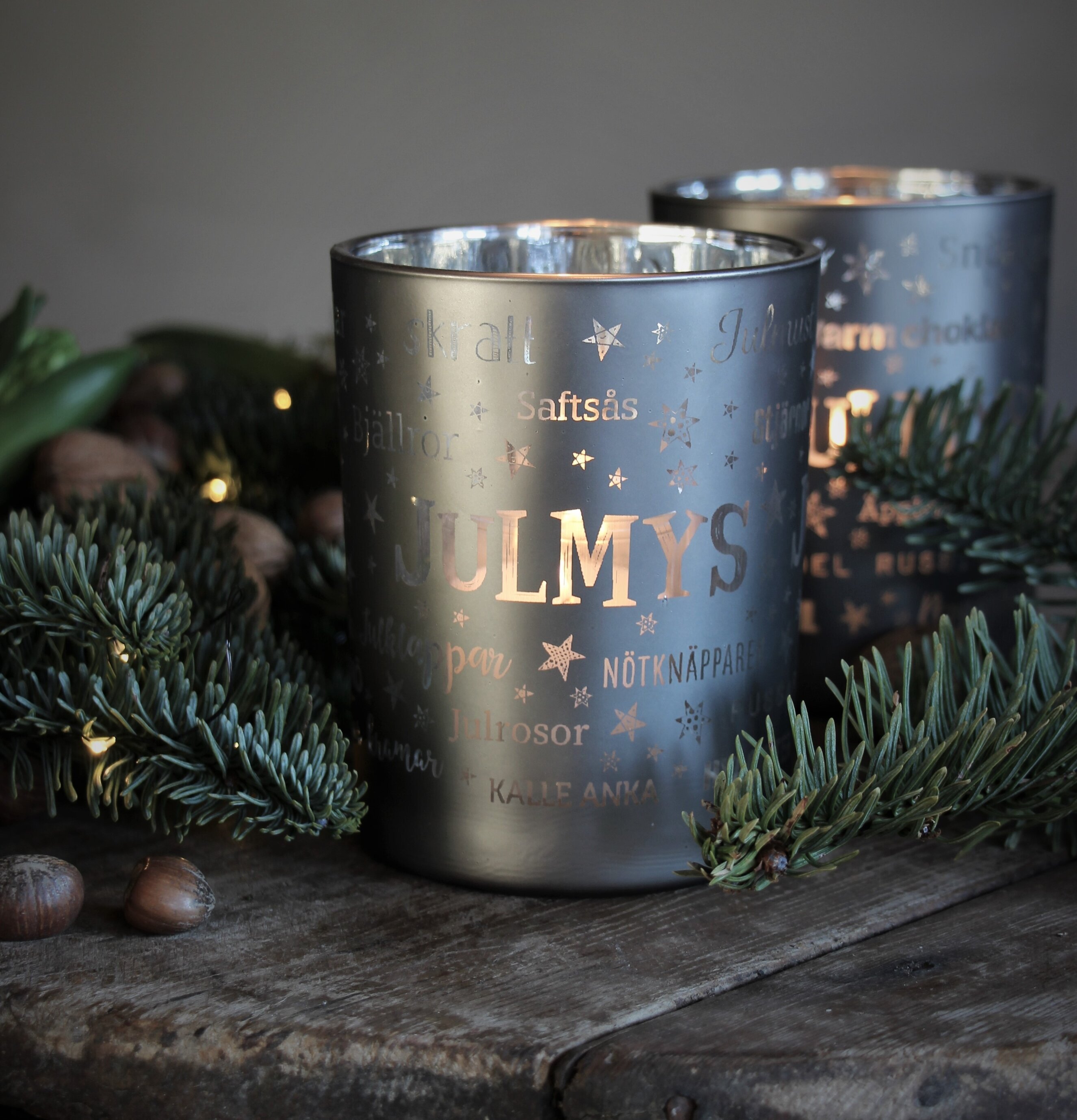 Bild av stämningsfull julscen med ljuslykta och gran