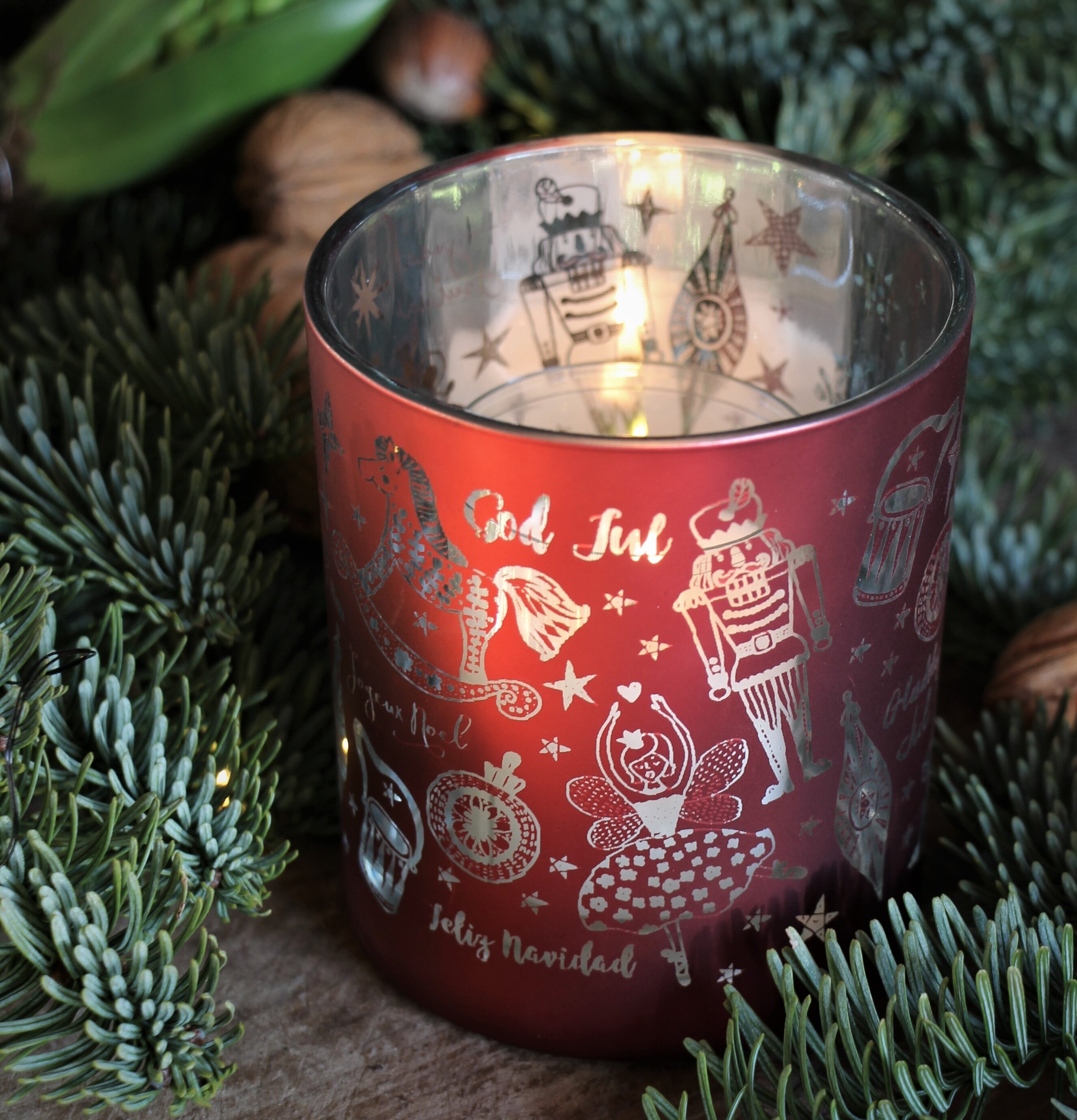 Bild av stämningsfull ljuslykta med julmotiv