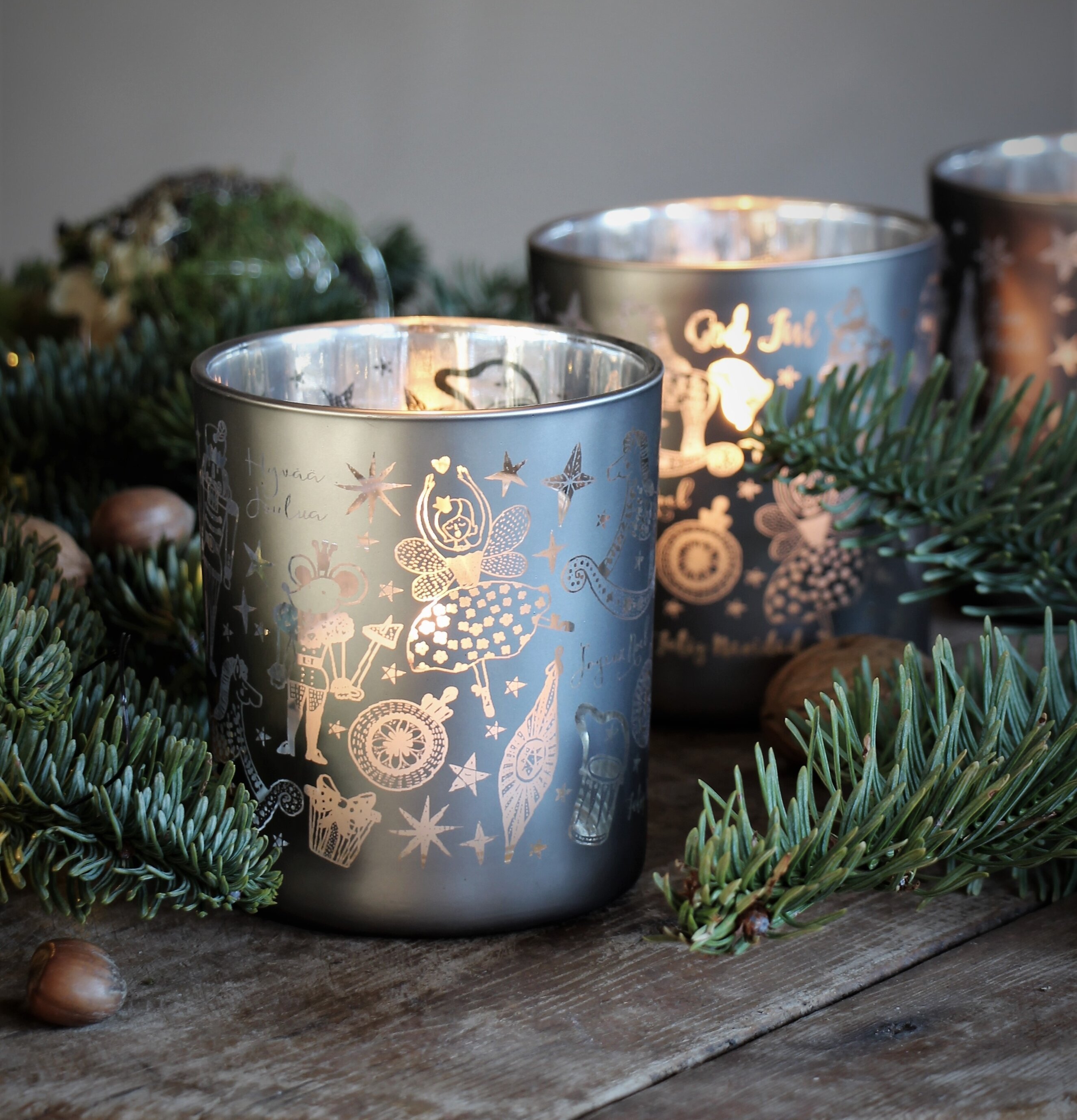 Bild av stämningsfull interiör med juldekorationer