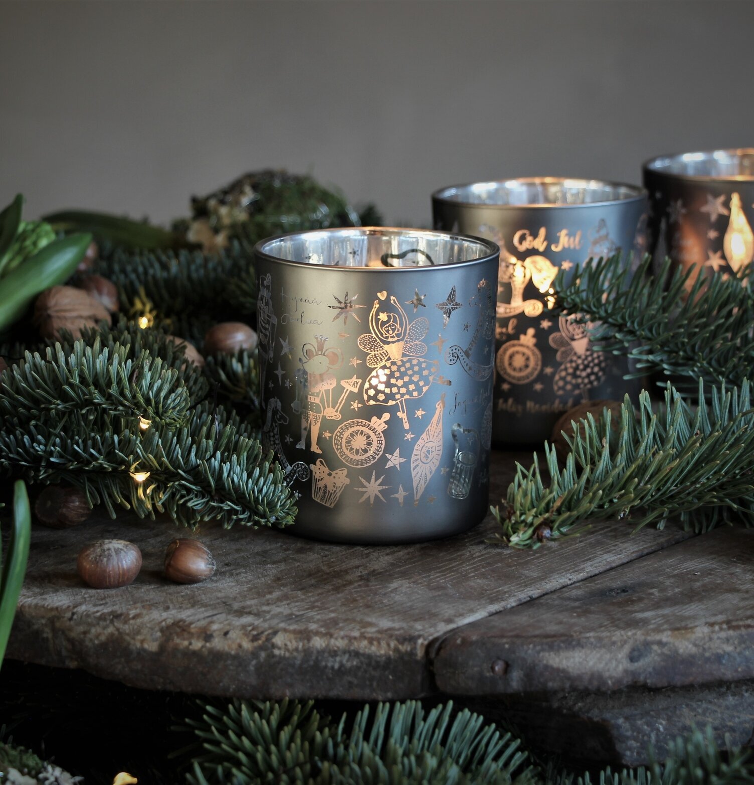 Ljuslykta Nötknäpparen Grå från Majas Cottage med julmotiv