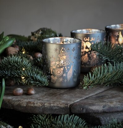 Bild av stämningsfull vintermiljö med ljus och granris