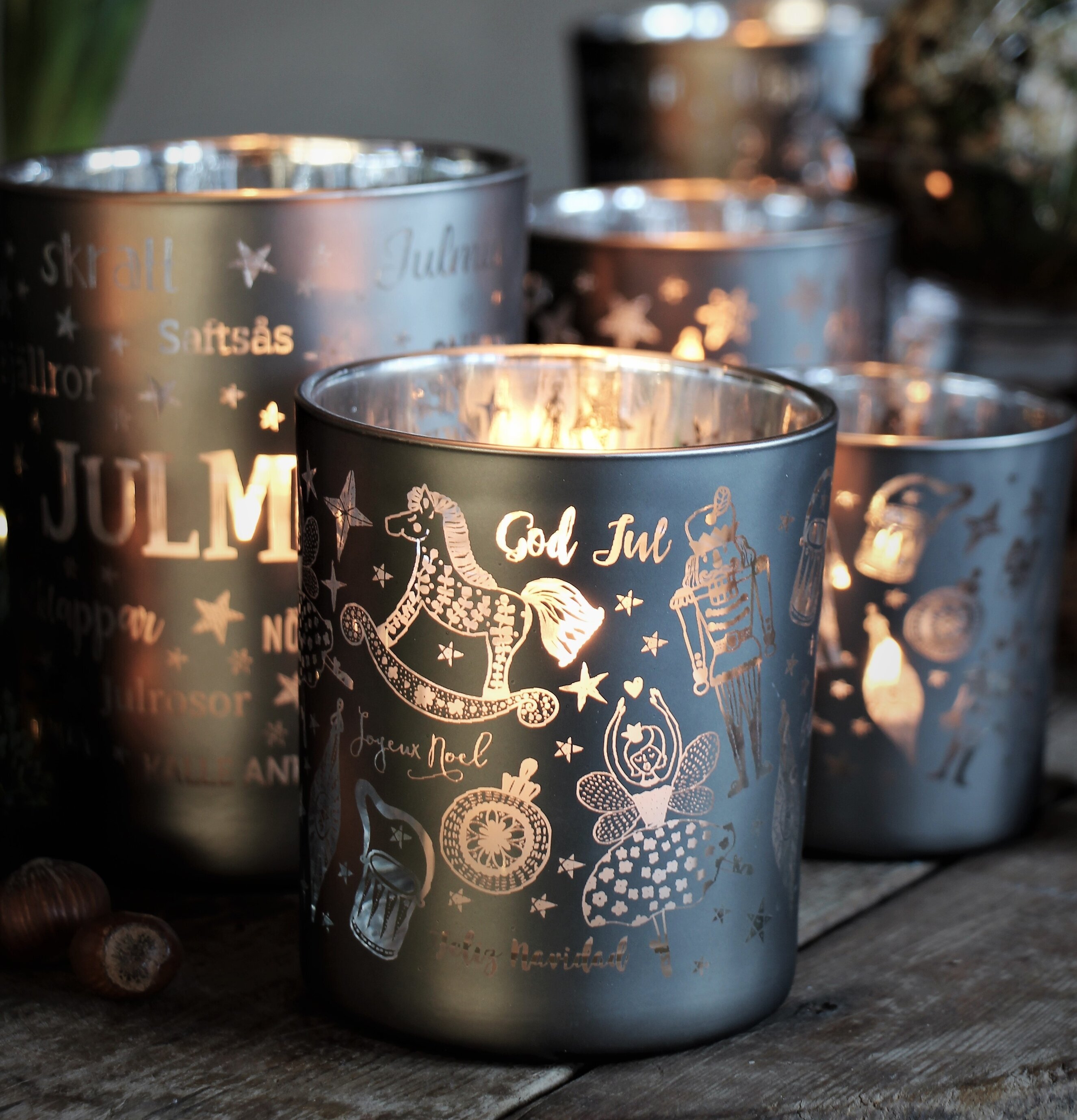 Ljuslykta Nötknäpparen Grå från Majas Cottage med julmotiv