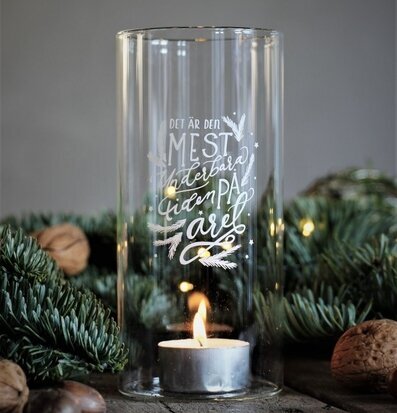 Bild av ljuslykta med vintertema och naturliga inslag