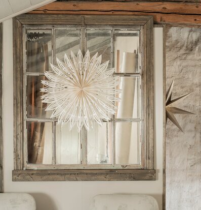 IS 60 White från Watt och Veke i fönster med rustik ram