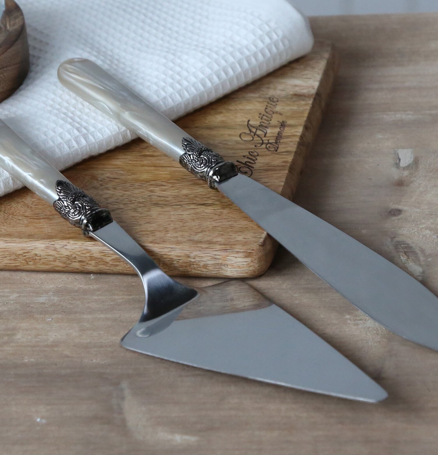 Tårtbestick - Antik Champagne från Chic Antique på skärbräda