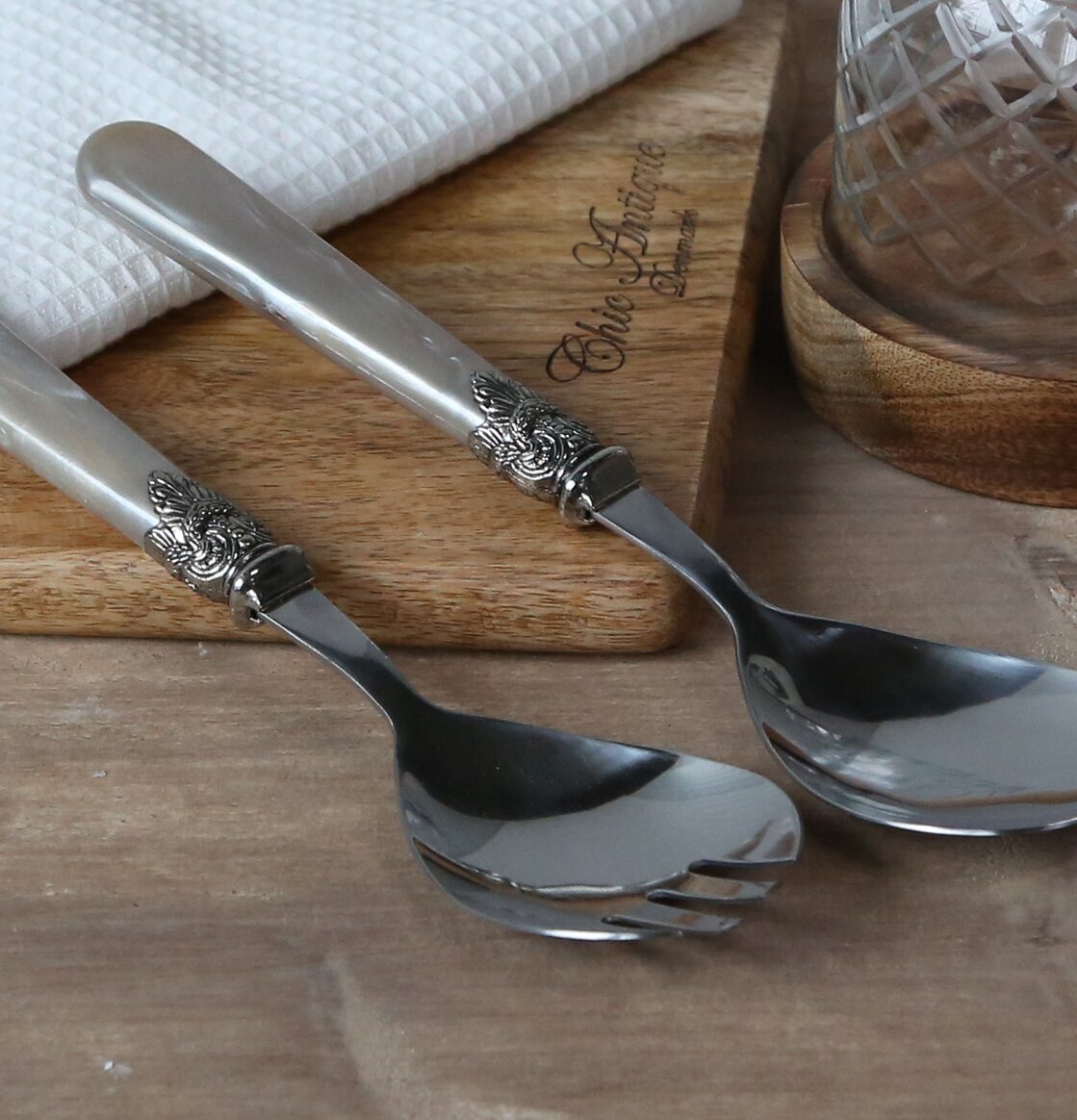 Salladsbestick Antik Champagne från Chic Antique på skärbräda