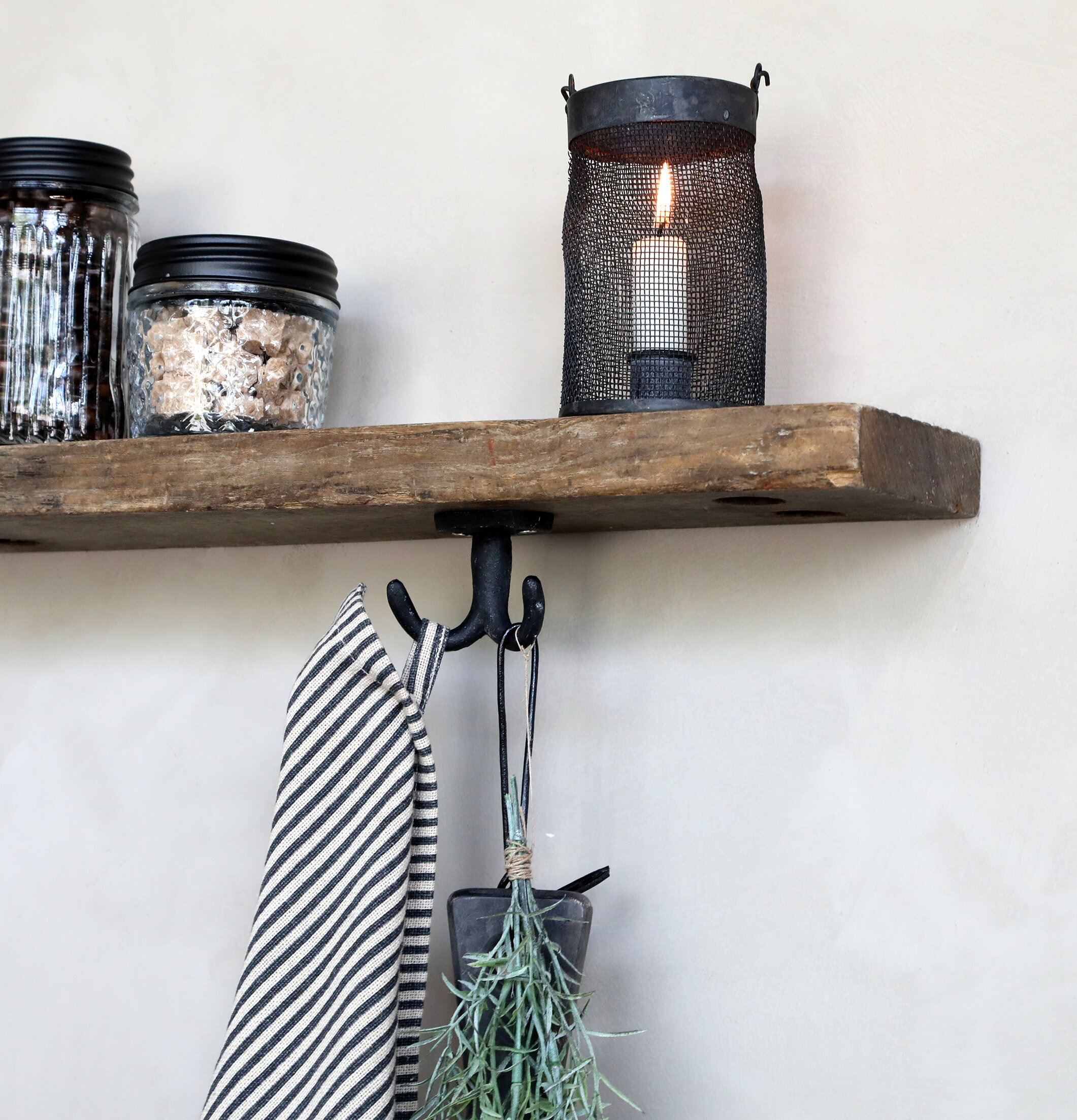 Ljuslykta Nät Antikgrå från Chic Antique på rustik hylla