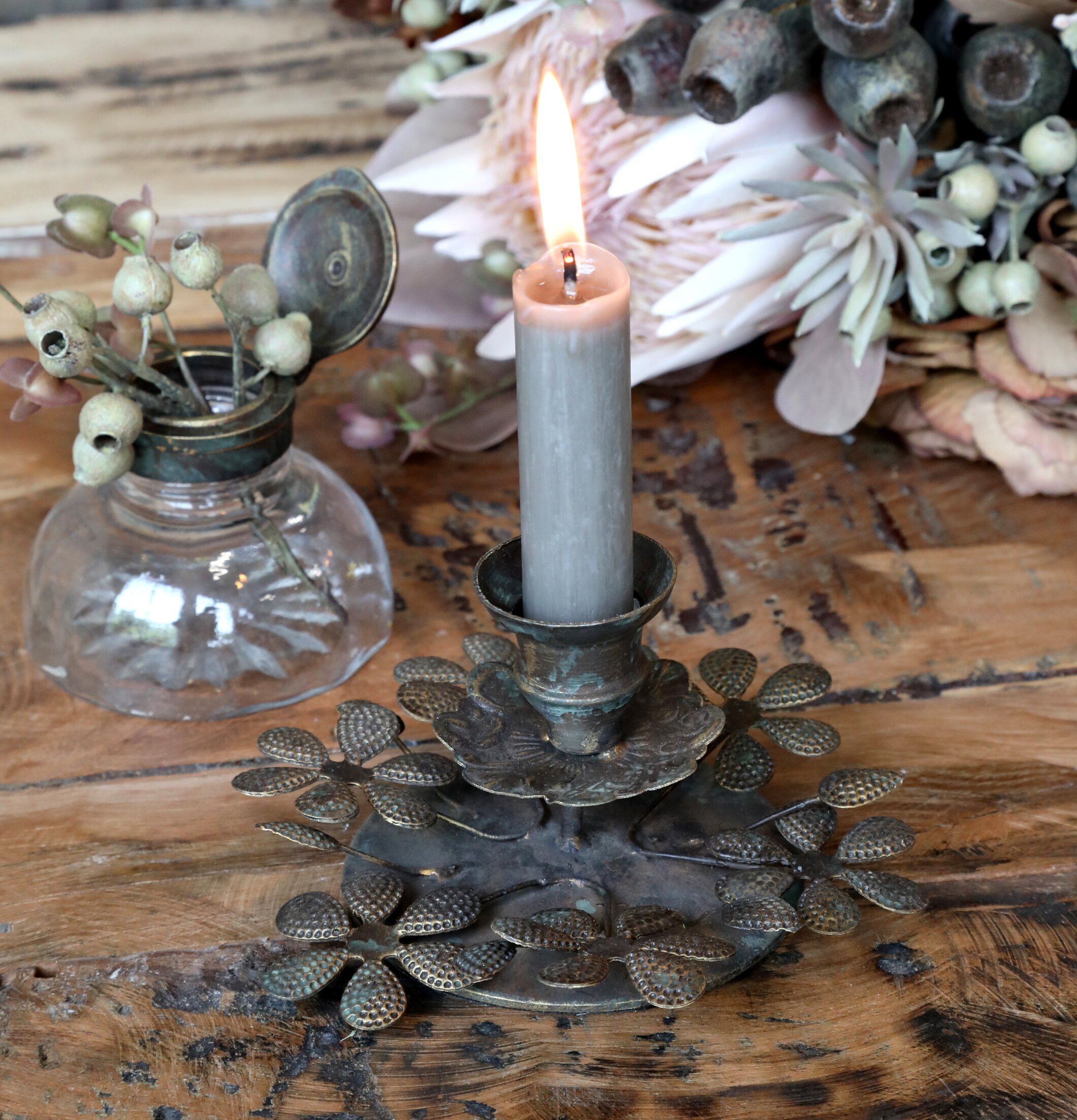 Ljusstake Bladverk från Chic Antique med rustik design