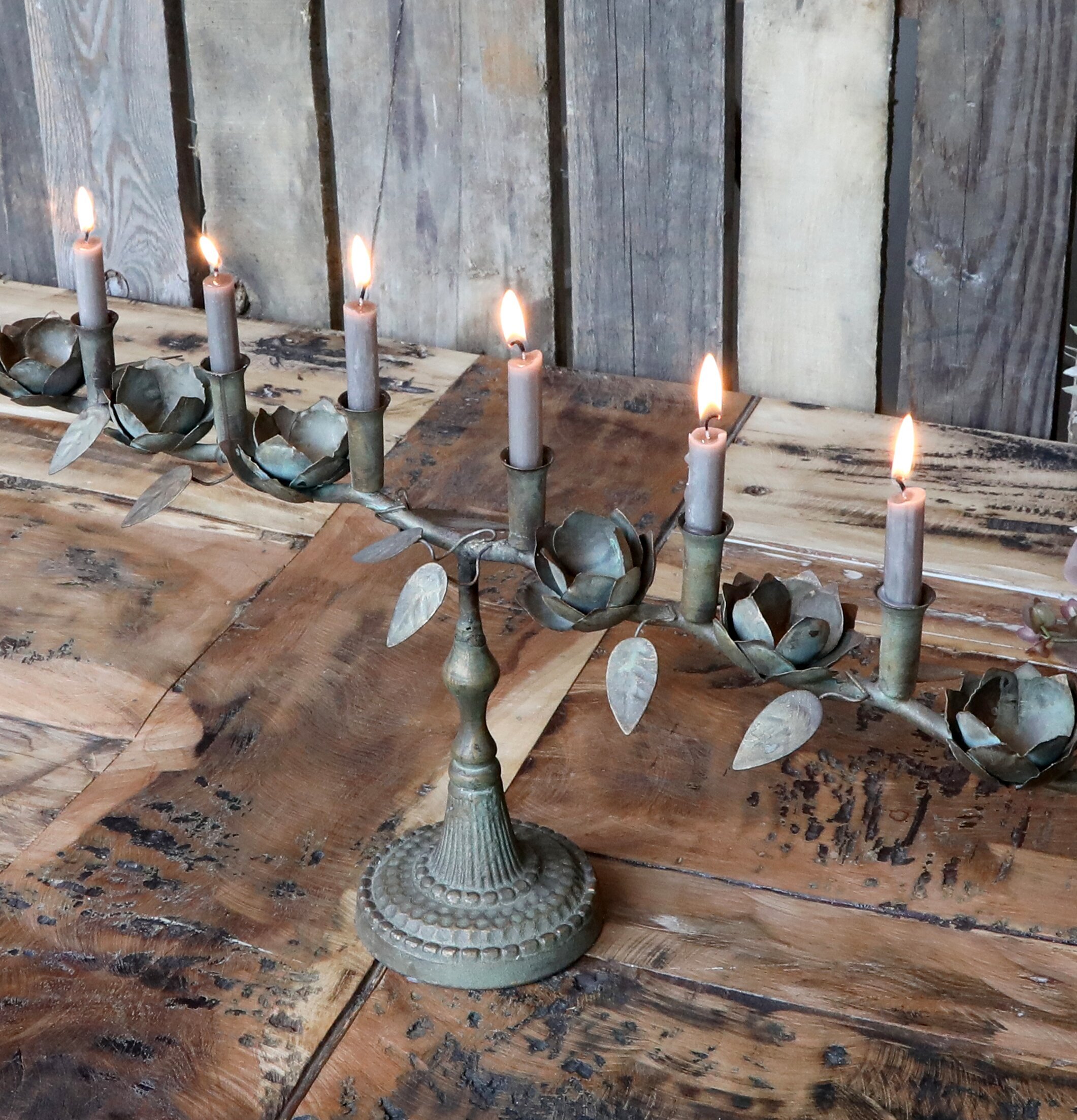 Fransk Ljusstake Antik Mässing från Chic Antique på träbord