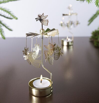 Foto av elegant änglaspel med ljus och skuggspel