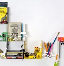 Vägghylla från Pluto Produkter med böcker och prydnader