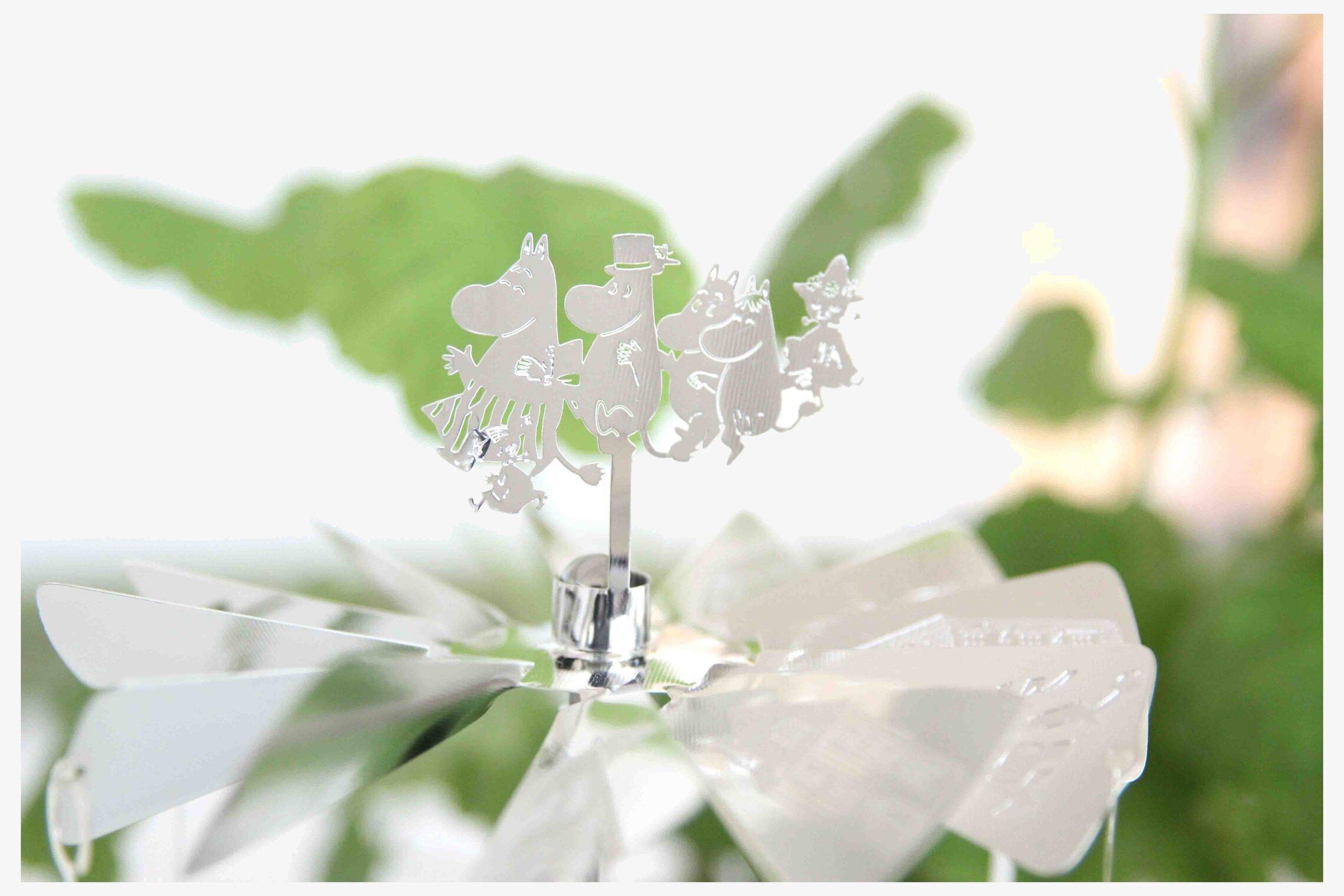 Bild av elegant änglaspel med Muminfigurer i silver