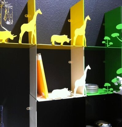 Vägghylla från Pluto Produkter med färgglada djurmoduler