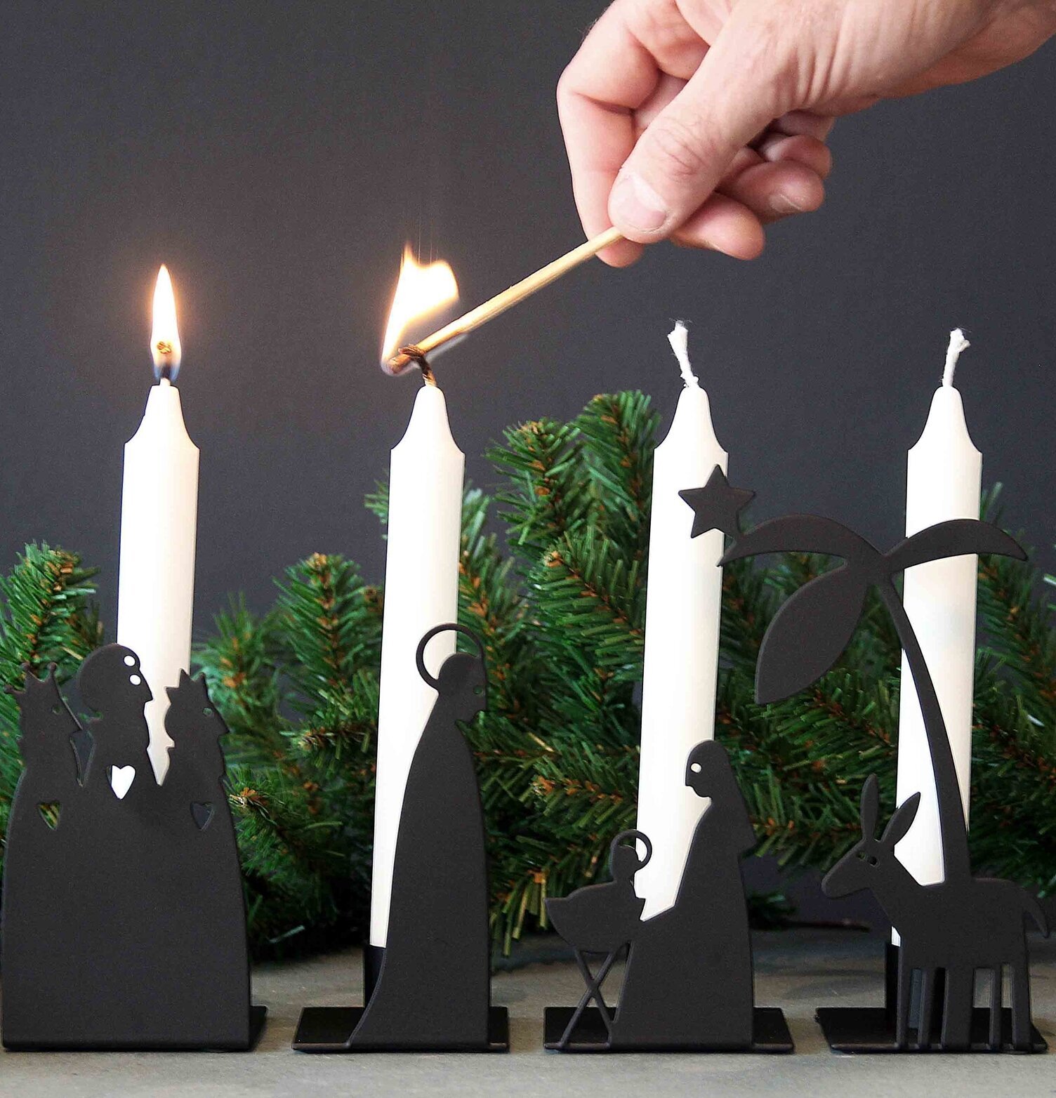 Ljusstake Krubba 4-Del från Pluto Produkter med julmotiv