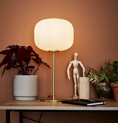 Bordslampa Sober Vit/Mässing från Markslöjd på träbord
