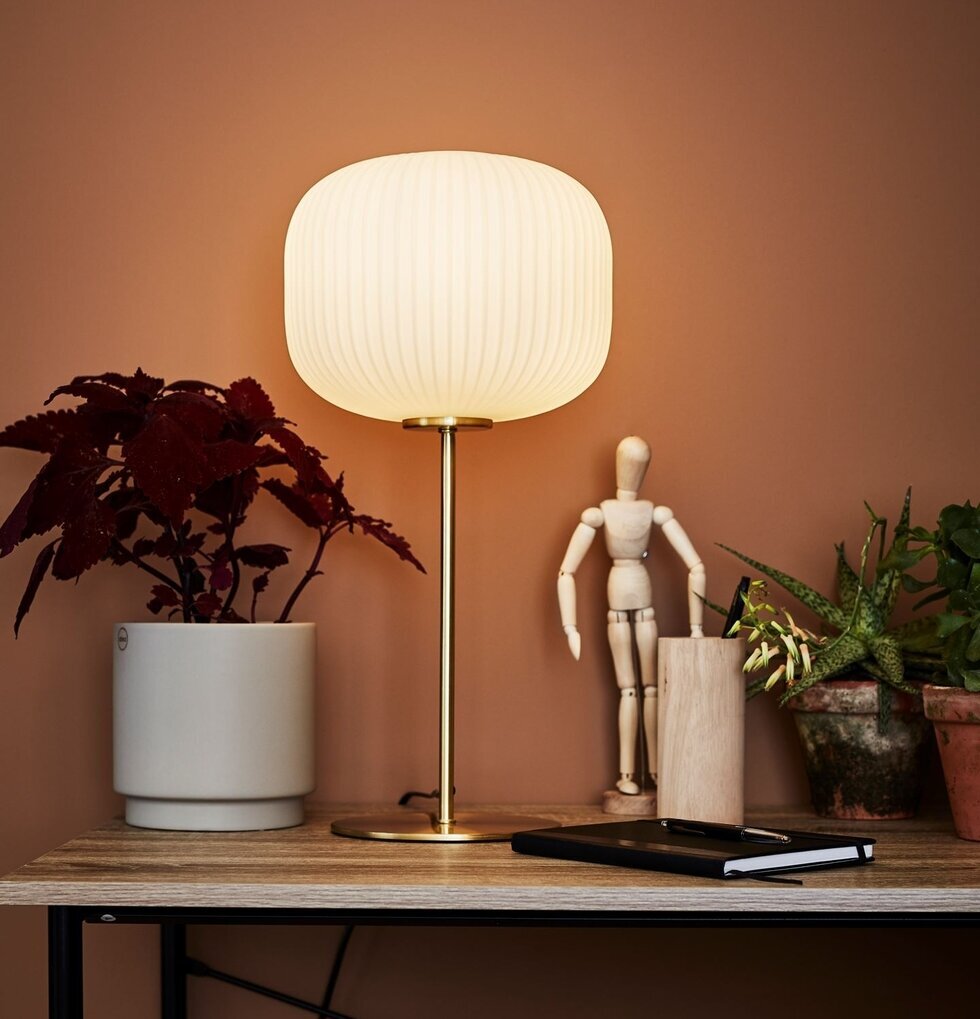 Bordslampa Sober Vit/Mässing från Markslöjd på träbord
