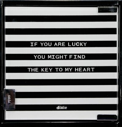 Nyckelskåp Lucky Stripe Svart från Dixie med randigt mönster