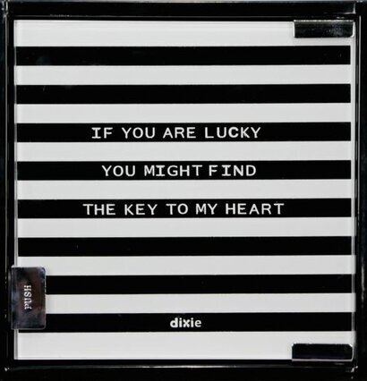 Nyckelskåp Lucky Stripe Svart från Dixie med randigt mönster