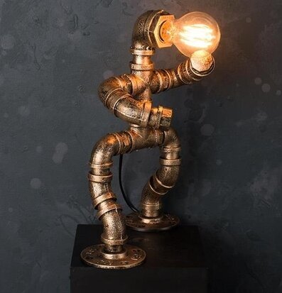 Lampa Steel Punk Walking från Multi Agentur i mörkt rum