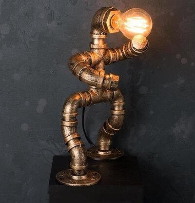 Lampa Steel Punk Walking från Multi Agentur i mörkt rum