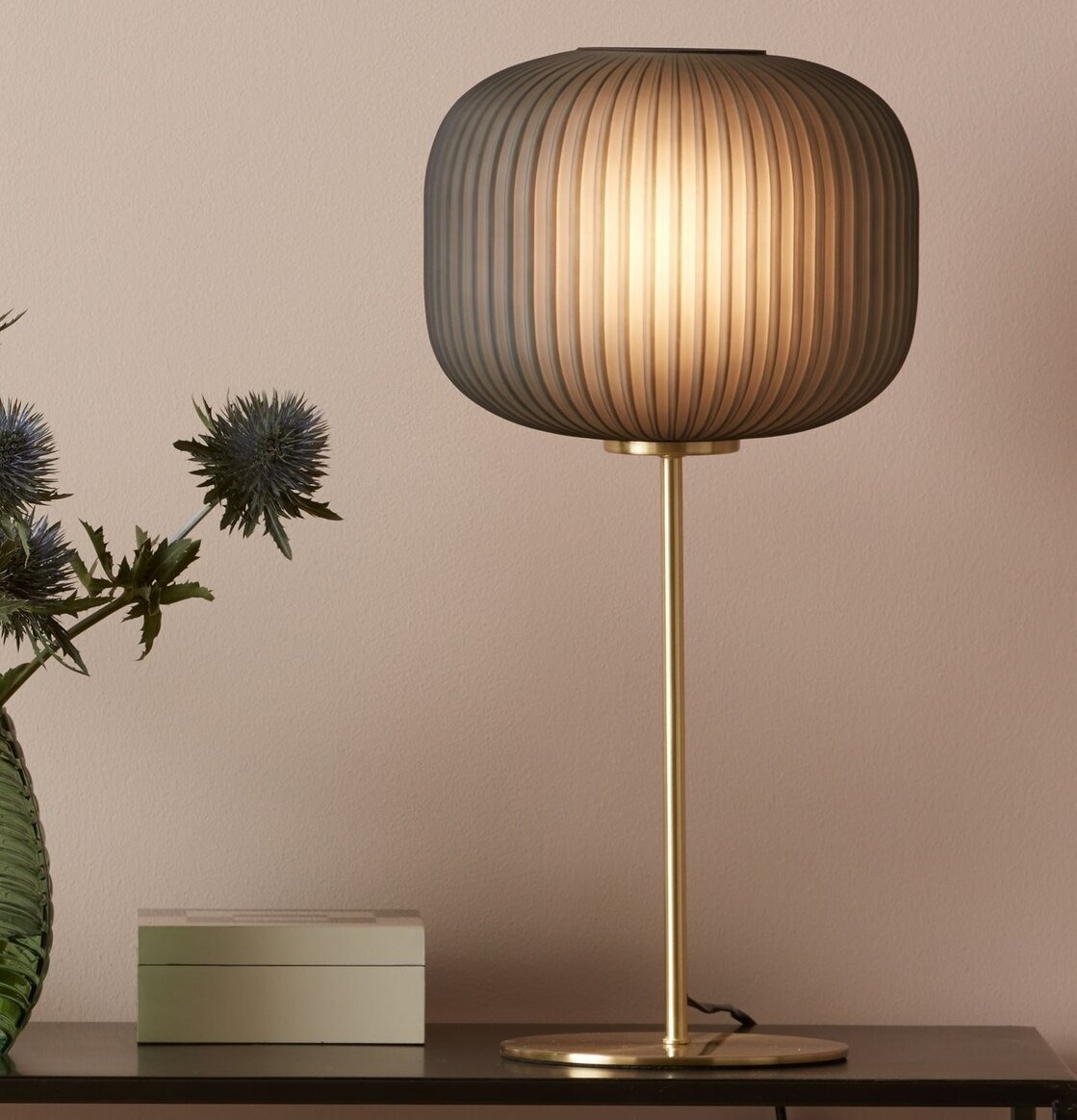 Bordslampa Sober Grå/Mässing från Markslöjd på svart bord