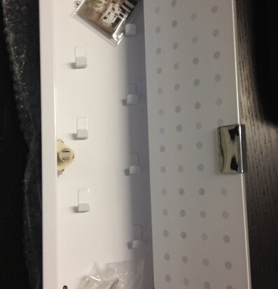 Nyckelskåp Prickig Vit från Dixie på mörkt träbord