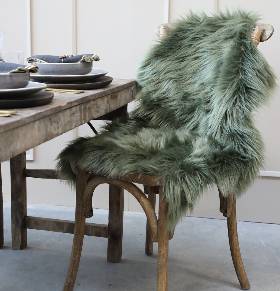 Konstgjord Lammfäll Grön från Chic Antique på rustik stol