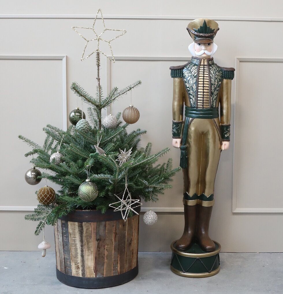 Nötknäppare Antik Guld från Chic Antique framför julgran