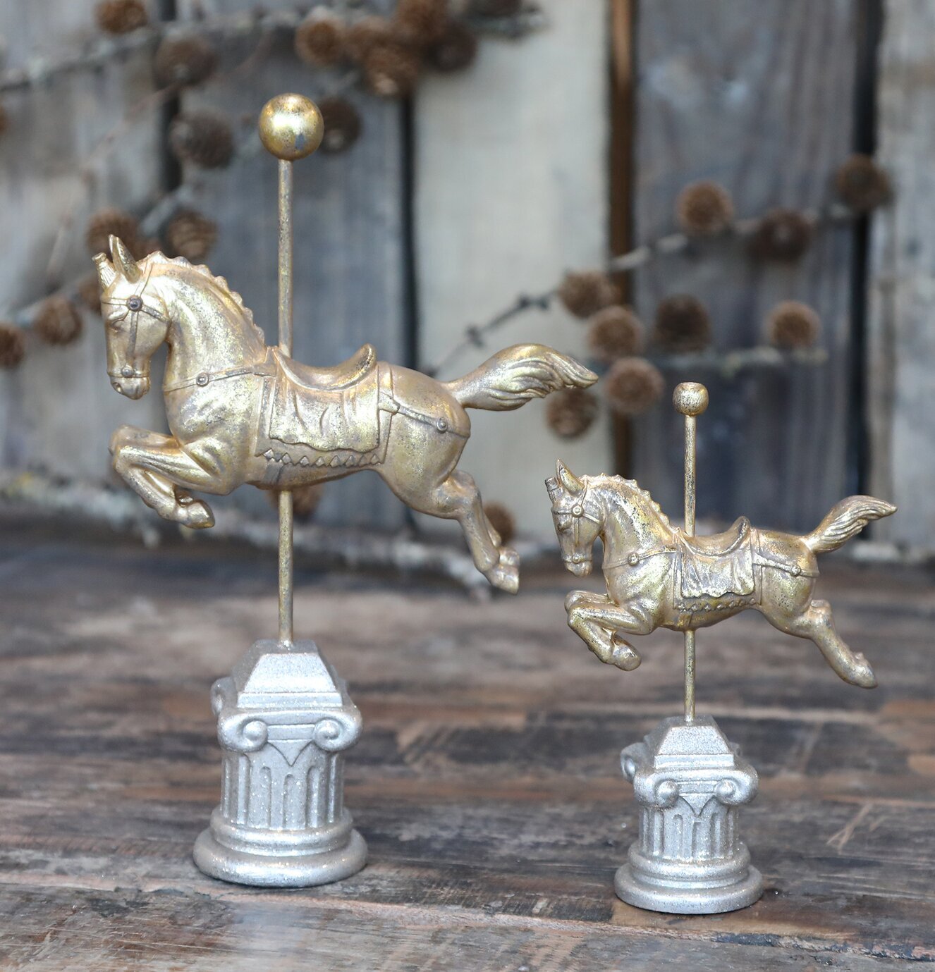 Cirkushäst Antik Guld L från Chic Antique i rustik miljö