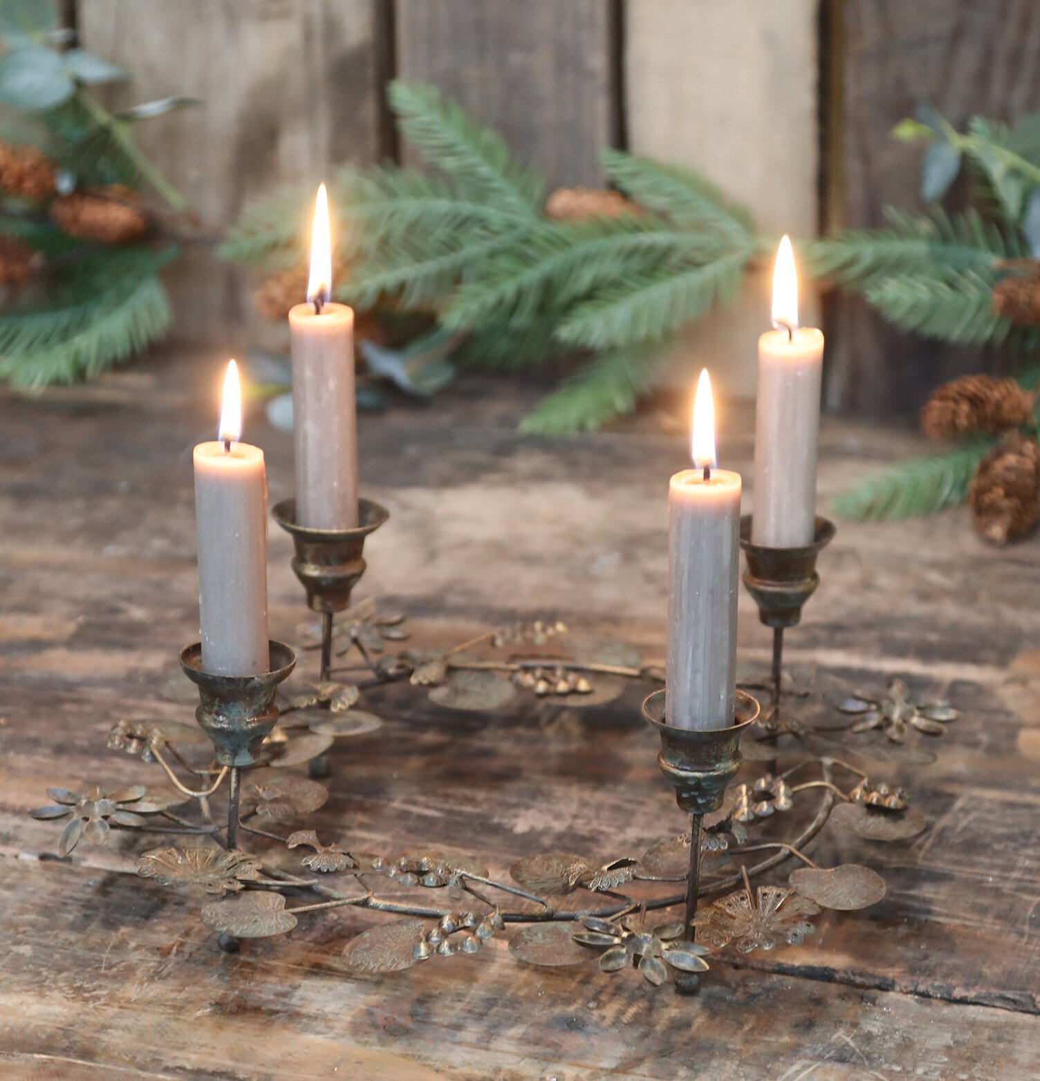Adventsljusstake Antik Mässing från Chic Antique på träbord