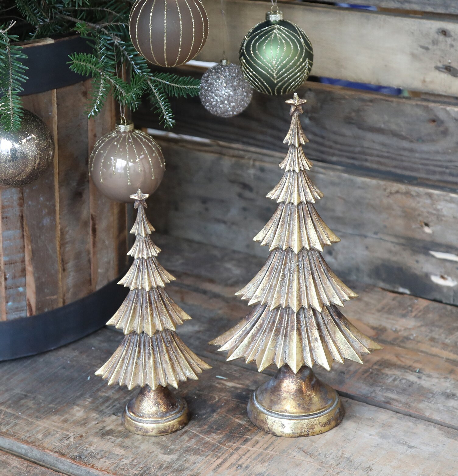 Julgran Antik Guld L från Chic Antique på rustikt träbord