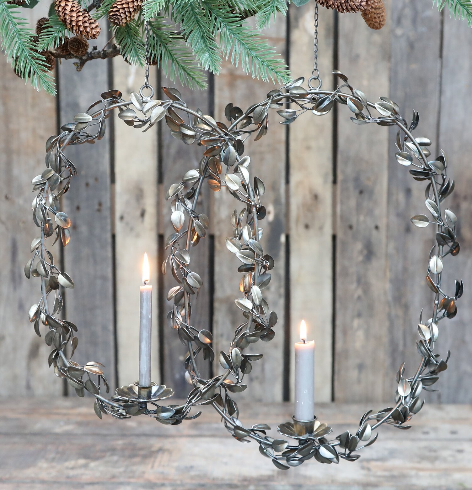 Hängande krans Antik Mässing från Chic Antique med ljus