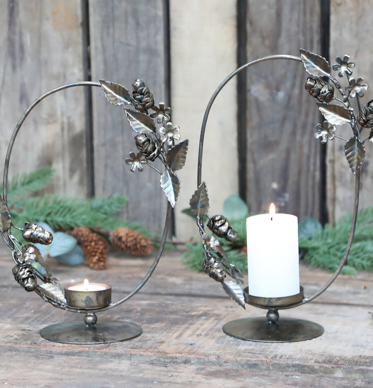 Stående Krans På Fot från Chic Antique med rustik charm