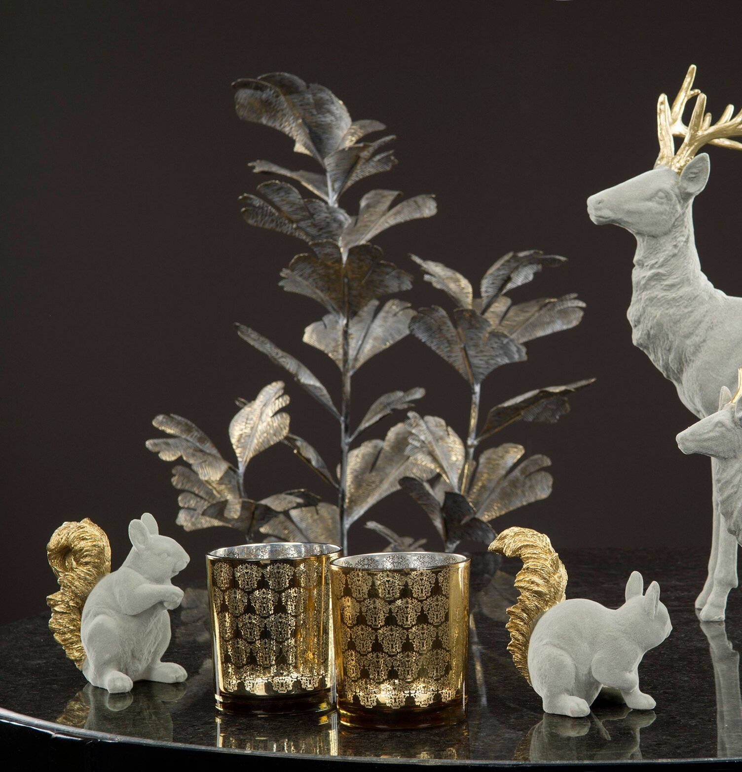 Ekorre Grå Velvet från A Lot Decoration med gyllene detaljer