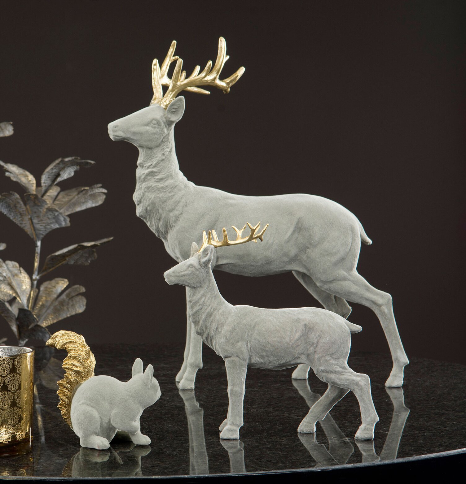 Hjort Grå Velvet från A Lot Decoration med gyllene horn