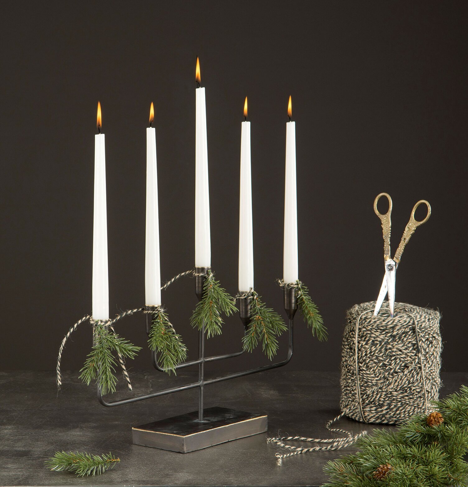 Ljusstake 5-Armad Svart från A Lot Decoration med dekorationer