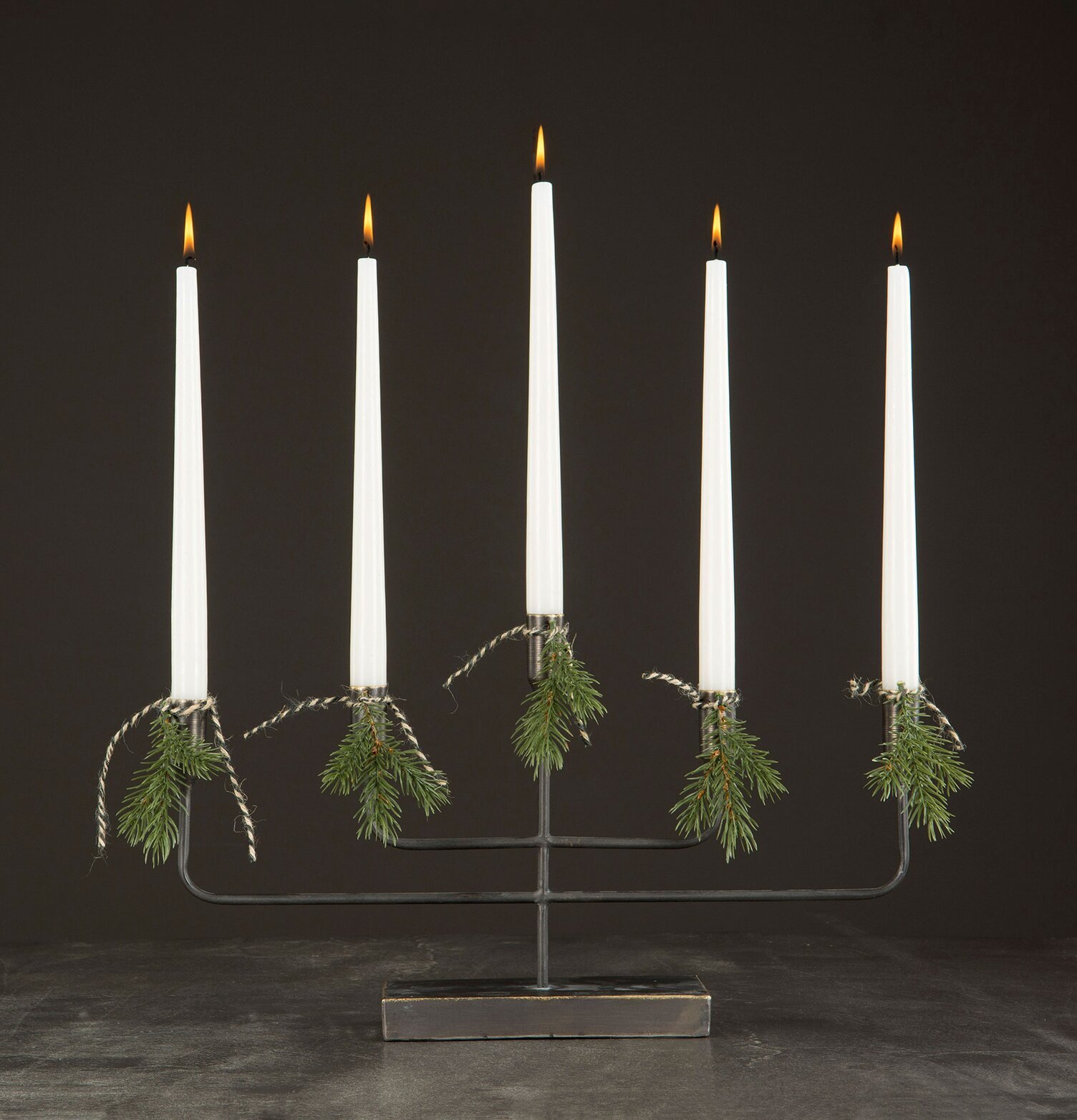 Ljusstake 5-Armad Svart från A Lot Decoration med granris