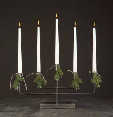 Ljusstake 5-Armad Svart från A Lot Decoration med granris