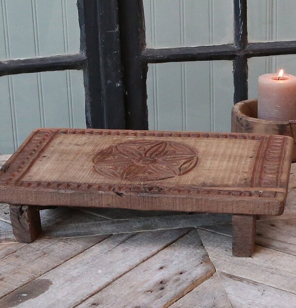 Träbricka Grimaud Med Mönster från Chic Antique på träbord
