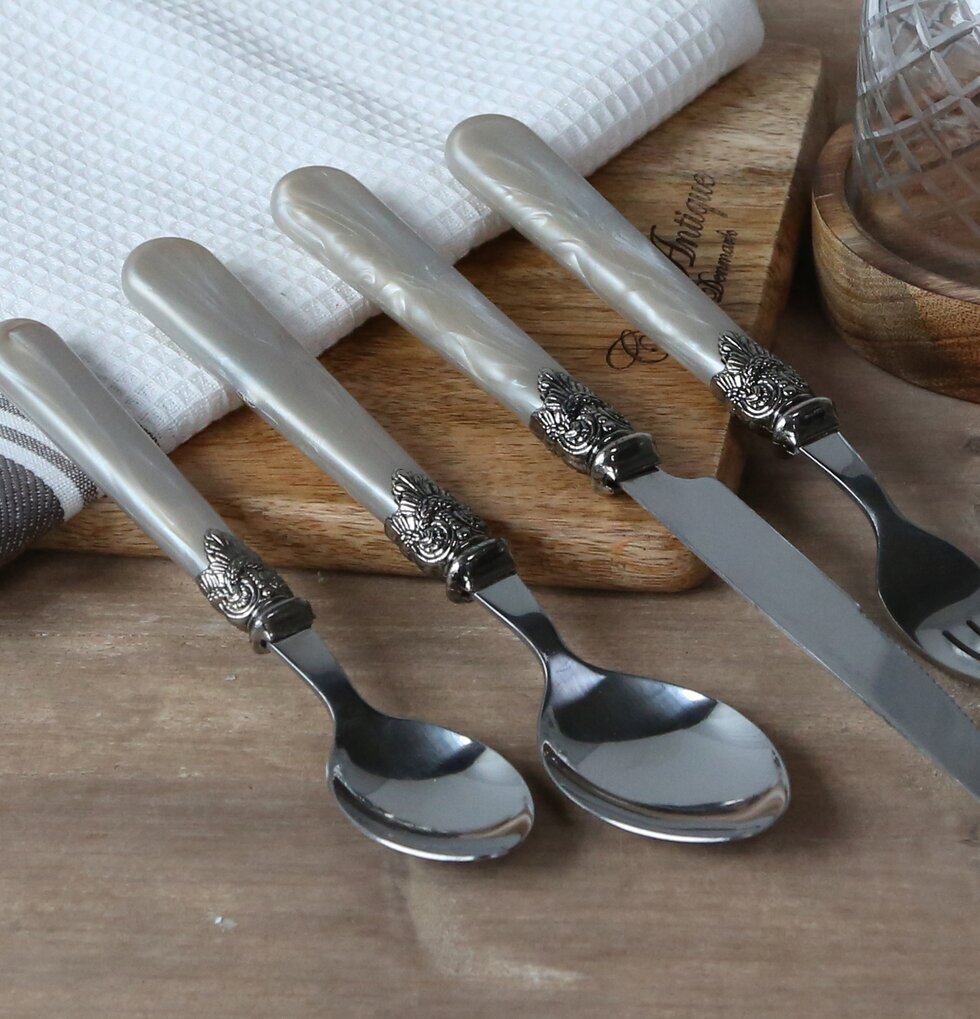 Bestick 16 delar - Antik Champagne från Chic Antique på träskärbräda